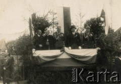 1935-1939, Stanisławów, Polska.
Uroczystość z udziałem oficerów Wojska Polskiego. Na trybunie 1. z lewej stoi prezydent miasta Franciszek Kotlarczuk, ojciec Danuty Jabłońskiej.  
Fot. NN, kolekcja Danuty Jabłońskiej, reprodukcje cyfrowe w Ośrodku KARTA