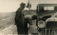 Po 1937, Stanisławów, Polska.
Mechanik robi przegląd samochodu służbowego Franciszka Kotlarczuka, ostatniego prezydenta Stanisławowa.
Fot. NN, kolekcja Danuty Jabłońskiej, reprodukcje cyfrowe w Ośrodku KARTA