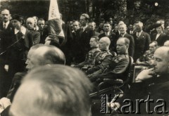 Po 1937, Stanisławów, Polska.
Uroczystość z udziałem oficerów Wojska Polskiego. 1. z prawej siedzi prezydent miasta Franciszek Kotlarczuk, ojciec Danuty Jabłońskiej.  
Fot. NN, kolekcja Danuty Jabłońskiej, reprodukcje cyfrowe w Ośrodku KARTA