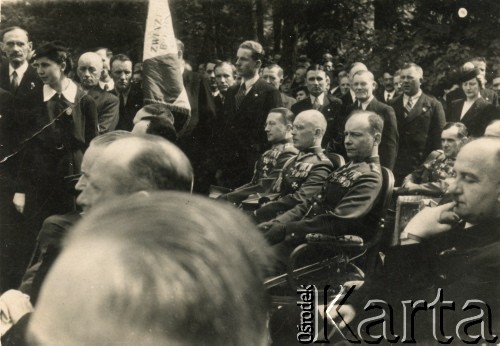 Po 1937, Stanisławów, Polska.
Uroczystość z udziałem oficerów Wojska Polskiego. 1. z prawej siedzi prezydent miasta Franciszek Kotlarczuk, ojciec Danuty Jabłońskiej.  
Fot. NN, kolekcja Danuty Jabłońskiej, reprodukcje cyfrowe w Ośrodku KARTA