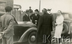 Po 1937, Stanisławów, Polska.
Grupa osób. Przy mercedesie 2. z prawej stoi Franciszek Kotlarczuk (ojciec Danuty Jabłońskiej), ostatni prezydent miasta.
Fot. NN, kolekcja Danuty Jabłońskiej, reprodukcje cyfrowe w Ośrodku KARTA