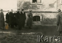 Po 1937, Stanisławów, Polska.
Żołnierz Wojska Polskiego salutuje prezydentowi miasta Franciszkowi Kotlarczukowi (stoi z przodu). 
Fot. NN, kolekcja Danuty Jabłońskiej, reprodukcje cyfrowe w Ośrodku KARTA