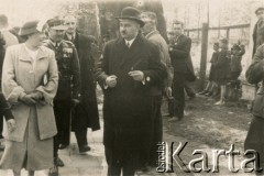 Po 1937, Stanisławów, Polska.
Grupa osób. Na pierwszym planie prezydent Stanisławowa Franciszek Kotlarczuk (ojciec Danuty Jabłońskiej z domu Kotlarczuk).  
Fot. NN, kolekcja Danuty Jabłońskiej, reprodukcje cyfrowe w Ośrodku KARTA