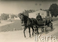 1937-1939, Stanisławów, Polska.
Danuta Kotlarczuk (później po mężu Jabłońska, z lewej) z bratem Zbigniewem podczas przejażdżki dorożką.  
Fot. NN, kolekcja Danuty Jabłońskiej, reprodukcje cyfrowe w Ośrodku KARTA