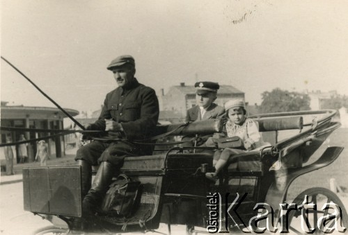 1937-1939, Stanisławów, Polska.
Danuta Kotlarczuk (później po mężu Jabłońska, z prawej) z bratem Zbigniewem podczas przejażdżki dorożką.  
Fot. NN, kolekcja Danuty Jabłońskiej, reprodukcje cyfrowe w Ośrodku KARTA