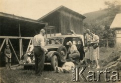 1937-1939, okolice Stanisławowa, Polska.
Rodzinny wyjazd Kotlarczuków za miasto. Przy służbowym Mercedesie klęczy Franciszek Kotlarczuk (ojciec Danuty, później po mężu Jabłońskiej, prezydent Stanisławowa). Z prawej stoi żona Franciszka Kotlarczuka, Amelia, obok ich córka Danuta.   
Fot. NN, kolekcja Danuty Jabłońskiej, reprodukcje cyfrowe w Ośrodku KARTA