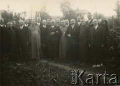 1937-1939, Stanisławów, Polska.
Prezydent miasta Franciszek Kotlarczuk (stoi w pierwszym rzędzie 3. z prawej, ojciec Danuty Jabłońskiej) w otoczeniu miejscowych urzędników, żołnierzy Wojska Polskiego oraz księży i biskupów.
Fot. NN, kolekcja Danuty Jabłońskiej, reprodukcje cyfrowe w Ośrodku KARTA