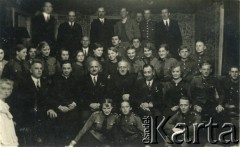 1937-1939, Stanisławów, Polska.
Prezydent miasta Franciszek Kotlarczuk (siedzi 3. z lewej, ojciec Danuty Jabłońskiej) podczas spotkania z młodzieżą prawdopodobnie z organizacji paramilitarnej Związek Strzelecki. 
Fot. NN, kolekcja Danuty Jabłońskiej, reprodukcje cyfrowe w Ośrodku KARTA