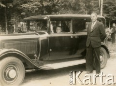 Ok. 1939, Stanisławów, Polska.
Zbigniew Kotlarczuk (starszy brat Danuty Jabłońskiej) za kierownicą służbowego mercedesa swojego ojca Franciszka Kotlarczuka, ostatniego prezydenta miasta.
Fot. NN, kolekcja Danuty Jabłońskiej, reprodukcje cyfrowe w Ośrodku KARTA