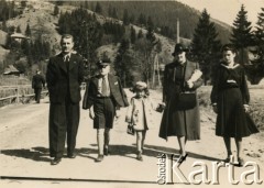 1939, Worochta, woj. stanisławowskie, Polska.
Rodzina Kotlarczuków na spacerze. 2. z prawej Amelia (matka Danuty, później po mężu Jabłońskiej), 3. Danuta,  4. Zbigniew (starszy brat Danuty Jabłońskiej). 
Fot. NN, kolekcja Danuty Jabłońskiej, reprodukcje cyfrowe w Ośrodku KARTA