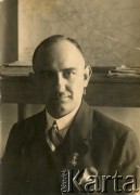 Lata 30., Stanisławów, Polska.
Portret Franciszka Kotlarczuka, ojca Danuty Jabłońskiej z domu Kotlarczuk. Franciszek Kotlarczuk był prezesem Związku Legionistów, od 1935 wiceprezydentem, a od 1937 roku prezydentem Stanisławowa.   
Fot. NN, kolekcja Danuty Jabłońskiej, reprodukcje cyfrowe w Ośrodku KARTA