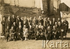 Lata 30., Stanisławów, Polska.
Grupa osób. W pierwszym rzędzie 6. z lewej siedzi Franciszek Kotlarczuk (ojciec Danuty Jabłońskiej), ostatni prezydent miasta.
Fot. NN, kolekcja Danuty Jabłońskiej, reprodukcje cyfrowe w Ośrodku KARTA