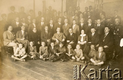 Lata 30., Stanisławów, Polska.
Franciszek Kotlarczuk (siedzi 4. z lewej, ojciec Danuty Jabłońskiej) podczas spotkania z młodzieżą i członkami organizacji paramilitarnej Związek Strzelecki. 
Fot. NN, kolekcja Danuty Jabłońskiej, reprodukcje cyfrowe w Ośrodku KARTA