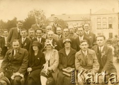 Lata 30., Stanisławów, Polska.
Grupa osób. 
Fot. NN, kolekcja Danuty Jabłońskiej, reprodukcje cyfrowe w Ośrodku KARTA