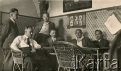Lata 30., Stanisławów, Polska.
Franciszek Kotlarczuk (siedzi 2. z prawej, ojciec Danuty Jabłońskiej) prawdopodobnie w towarzystwie członków Związku Strzeleckiego. 
Fot. NN, kolekcja Danuty Jabłońskiej, reprodukcje cyfrowe w Ośrodku KARTA