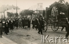 Lata 30., Stanisławów, Polska.
Kondukt pogrzebowy. 
Fot. NN, kolekcja Danuty Jabłońskiej, reprodukcje cyfrowe w Ośrodku KARTA