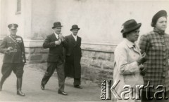 Lata 30., Stanisławów, Polska.
Grupa osób. 
Fot. NN, kolekcja Danuty Jabłońskiej, reprodukcje cyfrowe w Ośrodku KARTA