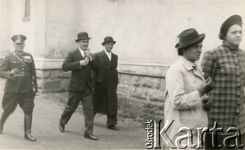 Lata 30., Stanisławów, Polska.
Grupa osób. 
Fot. NN, kolekcja Danuty Jabłońskiej, reprodukcje cyfrowe w Ośrodku KARTA