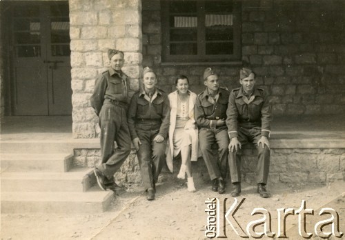 1943-1944, Bombaj, Indie.
Amelia Kotlarczuk (matka Danuty, później po mężu Jabłońskiej) w towarzystwie żołnierzy Armii Polskiej na Wschodzie.
Fot. NN, kolekcja Danuty Jabłońskiej, reprodukcje cyfrowe w Ośrodku KARTA