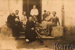 1935, Oszmiana, woj. wileńskie, Polska. 
Rodzina Luro na ganku przed domem. Na środku siedzi  ksiądz Józef Król i Waleria Luro (później Sawicka). 2. z prawej siedzi matka Jadwiga Luro.
Fot. NN, kolekcja Walerii Sawickiej, reprodukcje cyfrowe w Ośrodku KARTA