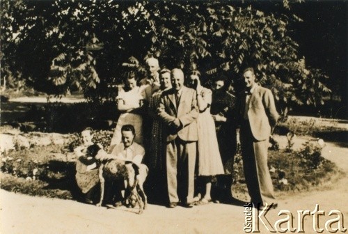 1938, Niekrasze, woj. wileńskie, Polska. 
Spotkanie rodzinne w majątku Hipolita Bortkiewicza. Stoją od lewej: Helena Lurówna (siostra Walerii Sawickiej), właściciel majątku Hipolit Bortkiewicz, Władysław i Jadwiga Luro (rodzice Walerii Sawickiej), Wanda Bortkiewiczówna, Wanda Bortkiewiczówna i Henryk Dobrzański (późniejszy Hubal). Siedzą od lewej: Waleria Sawicka z domu Luro z psem Lordem i Mieczysław Gintowt-Dziwiłł.
Fot. NN, kolekcja Walerii Sawickiej, reprodukcje cyfrowe w Ośrodku KARTA