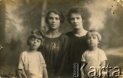 Ok. 1922, Baranowicze, woj. nowogródzkie, Polska. 
Stanisława Tarnowska (1. z lewej, później matka Andrzeja Zapaśnika) z rodziną w atelier fotoraficznym. 2. z lewej stoi jej matka Wiktoria, ciotka Stefania, brat Wojciech.
Fot. NN, kolekcja Teresy i Andrzeja Zapaśników, reprodukcje cyfrowe w Ośrodku KARTA