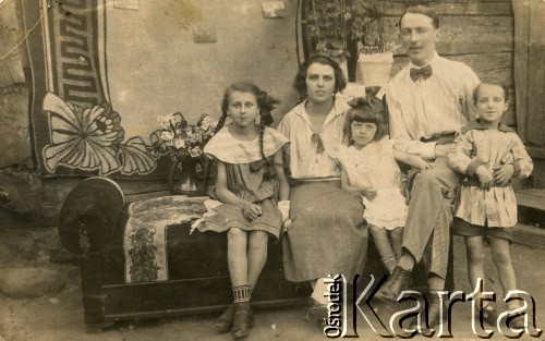 Ok. 1922, Baranowicze, woj. nowogródzkie, Polska.
Rodzina Tarnowskich przed domem (rodzina matki Andrzeja Zapaśnika). Od lewej: Eugenia, Wiktoria, Stanisława (matka Andrzeja Zapaśnika), Wacław i Wojciech.
Fot. NN, kolekcja Teresy i Andrzeja Zapaśników, reprodukcje cyfrowe w Ośrodku KARTA