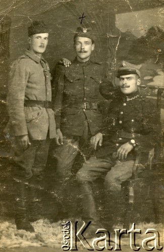 3.07.1930, Kielce, Polska.
Żołnierze Wojska Polskiego w atelier fotograficznym. W środku Stanisław Szponar, ojciec Teresy Zapaśnik.
Fot. NN, Zakład Portretowy 