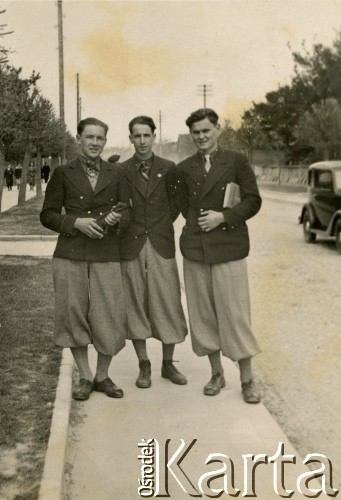 Ok. 1935-1936, Baranowicze, woj. nowogródzkie, Polska.
Wojciech Tarnowski (w środku, brat Stanisławy Tarnackiej, matki Andrzeja Zapaśnika) z kolegami ze szkoły technicznej.
Fot. NN, kolekcja Teresy i Andrzeja Zapaśników, reprodukcje cyfrowe w Ośrodku KARTA