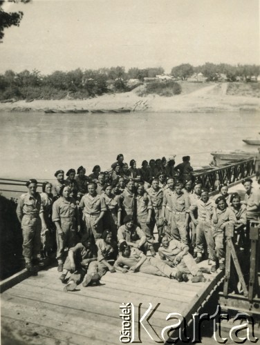 1941-1945, brak miejsca. 
Żołnierze 5 Kresowego Batalionu Saperów Polskich Sił Zbrojnych na Zachodzie stoją na moście pontonowym.
Fot. NN, kolekcja Teresy i Andrzeja Zapaśników, reprodukcje cyfrowe w Ośrodku KARTA