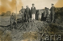 Marzec 1942, prawdopodobnie Irak lub Palestyna.
Żołnierze Polskich Sił Zbrojnych w ZSRR z miejscową ludnością. 2. z lewej Czesław, kolega Stefanii Szponar, siostry Teresy Zapaśnik.
Fot. NN, kolekcja Teresy i Andrzeja Zapaśników, reprodukcje cyfrowe w Ośrodku KARTA