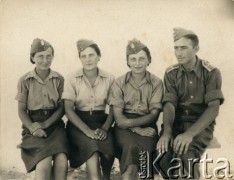 1942, Irak lub Palestyna.
Kobiety-żołnierze z Pomocniczej Służby Kobiet przy Armii Polskiej na Wschodzie z kolegą z wojska. Prawdopodobnie 2. z prawej siedzi Stanisława Tarnowska  (matka Andrzeja Zapaśnika).
Fot. NN, kolekcja Teresy i Andrzeja Zapaśników, reprodukcje cyfrowe w Ośrodku KARTA