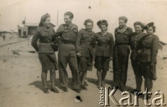 2.04.1945, Quassasin, Egipt.
Stefania Szponar (2. z prawej, starsza siostra Teresy Zapaśnik) w towarzystwie koleżanek i kolegów z wojska.
Fot. NN, kolekcja Teresy i Andrzeja Zapaśników, reprodukcje cyfrowe w Ośrodku KARTA