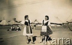 19.06.1945, Quassasin, Egipt.
Stefania Szponar (z prawej, starsza siostra Teresy Zapaśnik) z koleżanką na kursie dla kobiet-żołnierzy z Pomocniczej Służby Kobiet przy Polskich Siłach Zbrojnych na Zachodzie. 
Fot. NN, kolekcja Teresy i Andrzeja Zapaśników, reprodukcje cyfrowe w Ośrodku KARTA