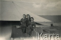 12.03.1946, Quassasin, Egipt.
Kobiety-żołnierze z Pomocniczej Służby Kobiet przy Polskich Siłach Zbrojnych na Zachodzie przed namiotem. W środku stoi Stefania Szponar, starsza siostra Teresy Zapaśnik.
Fot. NN, kolekcja Teresy i Andrzeja Zapaśników, reprodukcje cyfrowe w Ośrodku KARTA