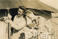 7.05.1946, Quassasin, Egipt.
Stefania Szponar (z lewej, starsza siostra Teresy Zapaśnik) z koleżanką Janiną karmi gołębie. 
Fot. NN, kolekcja Teresy i Andrzeja Zapaśników, reprodukcje cyfrowe w Ośrodku KARTA