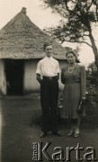 1.07.1947, Tengeru, Tanganika.
Rodzina Szponarów w osiedlu dla polskich uchodźców. Z lewej stoi Jan Szponar (brat Teresy Zapaśnik), obok jego matka Anna z domu Szostak.
Fot. NN, kolekcja Jana Szponara, reprodukcje cyfrowe w Ośrodku KARTA