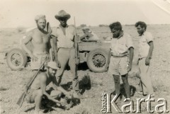 1950, Australia.
Zenon Sałanowski, kuzyn Andrzeja Zapaśnika (stoi z lewej) podczas polowania.
Fot. NN, kolekcja Teresy i Andrzeja Zapaśników, reprodukcje cyfrowe w Ośrodku KARTA