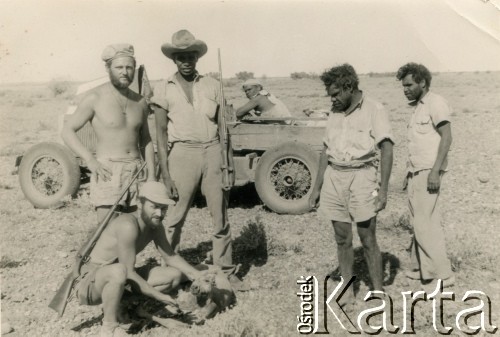 1950, Australia.
Zenon Sałanowski, kuzyn Andrzeja Zapaśnika (stoi z lewej) podczas polowania.
Fot. NN, kolekcja Teresy i Andrzeja Zapaśników, reprodukcje cyfrowe w Ośrodku KARTA