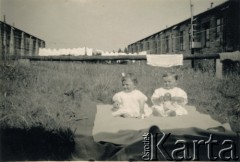 1950, Stover Park k. Newton Abbot, Anglia, Wielka Brytania. 
Polski obóz przesiedleńczy, dziewczynki siedzące na kocyku. Z prawej Teresa Szponar (później po mężu Zapaśnik).
Fot. NN, kolekcja Teresy i Andrzeja Zapaśników, reprodukcje cyfrowe w Ośrodku KARTA