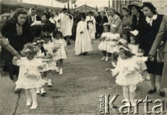 1952, Stover Park k. Newton Abbot, Anglia, Wielka Brytania. 
Polski obóz przesiedleńczy, procesja Bożego Ciała. 2. w lewym rzędzie stoi Teresa Szponar (później po mężu Zapaśnik).  
Fot. NN, kolekcja Teresy i Andrzeja Zapaśników, reprodukcje cyfrowe w Ośrodku KARTA