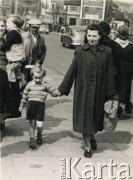 1953, Londyn, Anglia, Wielka Brytania. 
Andrzej Zapaśnik z matką Stanisławą podczas spaceru na moście Kew Gardens. 
Fot. NN, kolekcja Teresy i Andrzeja Zapaśników, reprodukcje cyfrowe w Ośrodku KARTA