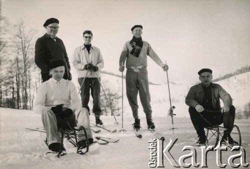 1956, Dolomity, Włochy.
Kleryk Jan Szponar (2. z prawej, brat Teresy Zapaśnik) z kolegami z Wyższego Seminarium Duchownego w Rzymie podczas odpoczynku w górach. 
Fot. NN, kolekcja Jana Szponara, reprodukcje cyfrowe w Ośrodku KARTA