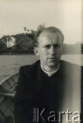 1956, prawdopodobnie Włochy.
Kleryk Jan Szponar z Wyższego Seminarium Duchownego (brat Teresy Zapaśnik) pływa łodzią po jeziorze. 
Fot. NN, kolekcja Jana Szponara, reprodukcje cyfrowe w Ośrodku KARTA