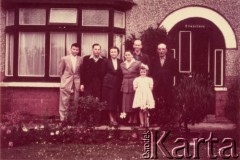 1956, Swindon, Anglia, Wielka Brytania. 
Rodzina Szponarów przed swoim domem. Od lewej:  kolega Jana z seminarium, mąż Zofii - Jan, Zofia, matka Anna, z tyłu Jan (ksiądz), z przodu Teresa (później po mężu Zapaśnik), ojciec Stanisław.
Fot. NN, kolekcja Teresy i Andrzeja Zapaśników, reprodukcje cyfrowe w Ośrodku KARTA