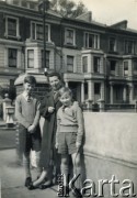 1957, Londyn, Anglia, Wielka Brytania. 
Andrzej Zapaśnik (z prawej) z matką Stanisławą i starszym bratem Zbigniewem na Holland Road.
Fot. NN, kolekcja Teresy i Andrzeja Zapaśników, reprodukcje cyfrowe w Ośrodku KARTA