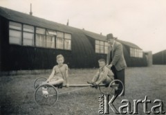 1959, Kelvedon, Anglia, Wielka Brytania. 
Harcerska kolonia zuchowa. Andrzej Zapaśnik (z lewej) z kolegą podczas zabawy. 
Fot. NN, kolekcja Teresy i Andrzeja Zapaśników, reprodukcje cyfrowe w Ośrodku KARTA
