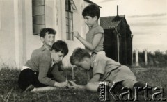 1959, Kelvedon, Anglia, Wielka Brytania. 
Harcerska kolonia zuchowa. Andrzej Zapaśnik (leży, z prawej) z kolegami podczas zabawy. 
Fot. NN, kolekcja Teresy i Andrzeja Zapaśników, reprodukcje cyfrowe w Ośrodku KARTA