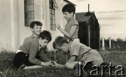 1959, Kelvedon, Anglia, Wielka Brytania. 
Harcerska kolonia zuchowa. Andrzej Zapaśnik (leży, z prawej) z kolegami podczas zabawy. 
Fot. NN, kolekcja Teresy i Andrzeja Zapaśników, reprodukcje cyfrowe w Ośrodku KARTA
