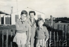 1959, Kelvedon, Anglia, Wielka Brytania. 
Harcerska kolonia zuchowa. Andrzej Zapaśnik (z prawej) z matką Stanisławą i starszym bratem Zbigniewem.
Fot. NN, kolekcja Teresy i Andrzeja Zapaśników, reprodukcje cyfrowe w Ośrodku KARTA